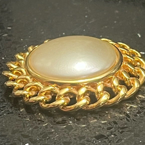 Kenneth Jay Lane KJL vintage gold pearl chain link pendant slide brooch pin QVC - Picture 2 of 4